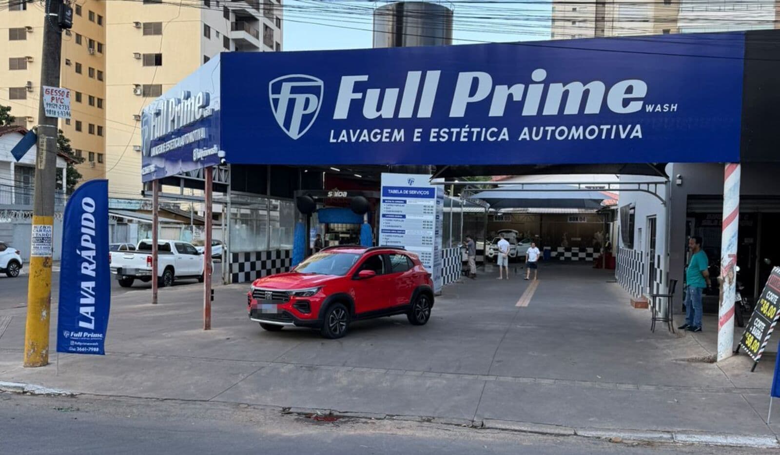 Fachada da Full Prime Wash na Av. T-2, 2048 — Setor Bueno, Goiânia - GO, 74215-010, com o toldo azul e a placa de serviços